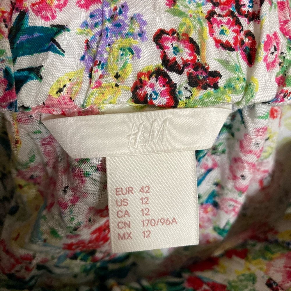 H&M blouse 🌸 - Picture 2 of 5
